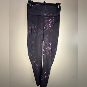 Sweaty Betty Black Floral Zero Gravity Leggings w/back pocket 7/8 size XS